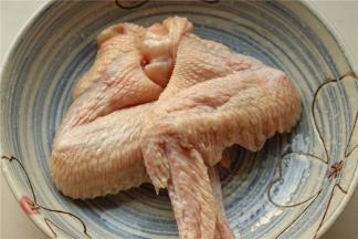 鸡翅加盐和少许蚝油，腌制入味。