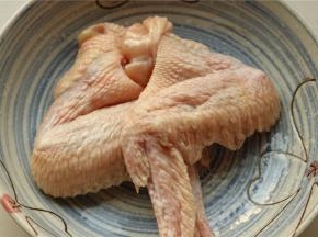 鸡翅加盐和少许蚝油，腌制入味。
