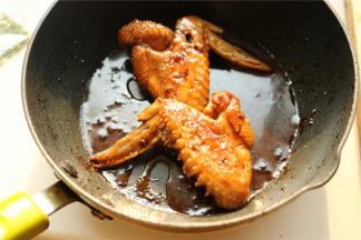 平底锅不放油，放入鸡翅煎熟。