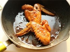 平底锅不放油，放入鸡翅煎熟。