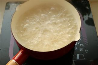 汤锅加水，下入牛肉粉煮三四分钟，捞出待用。