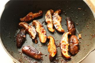 再放入香菇片，用锅底留的油煎熟。