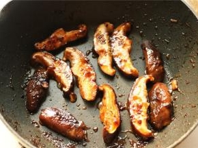 再放入香菇片，用锅底留的油煎熟。