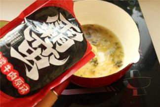 牛肉粉自带的汤包倒入锅内煮开。