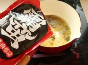 牛肉粉自带的汤包倒入锅内煮开。