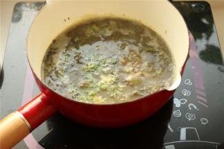 撒入蔬菜料包。