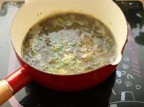 撒入蔬菜料包。