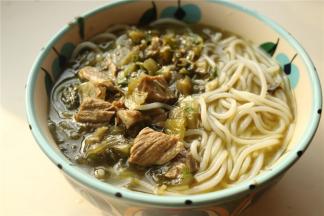 煮好的酸菜牛肉汤倒入粉里面，牛肉粉这时候就可以吃了。