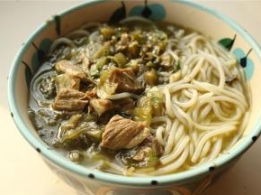 煮好的酸菜牛肉汤倒入粉里面，牛肉粉这时候就可以吃了。