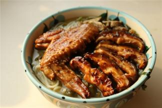 上面铺上香菇片和鸡翅，超豪华的香菇鸡翅牛肉粉就做好了。