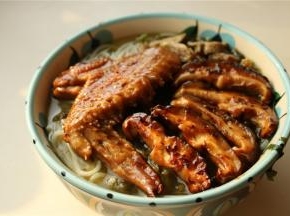 上面铺上香菇片和鸡翅，超豪华的香菇鸡翅牛肉粉就做好了。