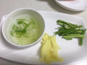 然后把姜葱切好（切一些姜丝葱丝用清水泡着备用）