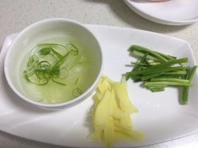 然后把姜葱切好（切一些姜丝葱丝用清水泡着备用）