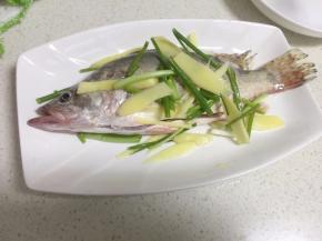 桂鱼加少许盐料酒和姜片葱段腌制5-10分钟