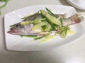 桂鱼加少许盐料酒和姜片葱段腌制5-10分钟