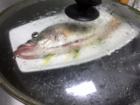 盖上盖子蒸至8-10分钟（根据鱼的大小来定）