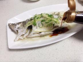 最后倒入蒸鱼豉油即可