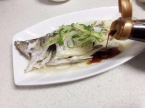 最后倒入蒸鱼豉油即可