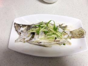 鱼蒸好取出，将鱼盘中的汁水到掉，再把姜丝和葱丝摆上去