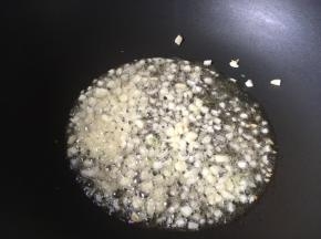 热油爆香蒜蓉