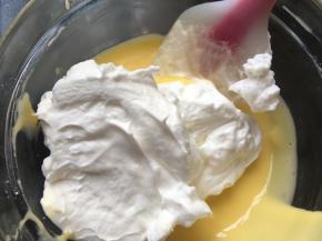 取三分之一蛋白和蛋黄糊炒菜方式搅拌均匀