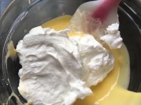 取三分之一蛋白和蛋黄糊炒菜方式搅拌均匀