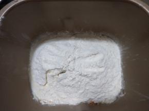 所有液体按照先液体后粉类的顺序放入面包机。