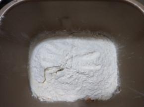 所有液体按照先液体后粉类的顺序放入面包机。