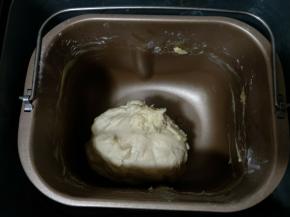 启动揉面程序15分钟后加入黄油，继续揉15分钟。