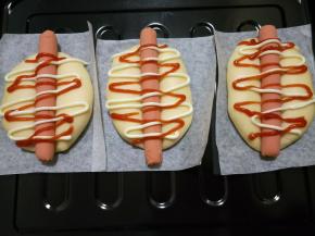 挤上番茄酱和沙拉酱。