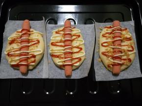 撒上肉松。预热烤箱170度，中层烤18分钟，中间要加盖锡纸。