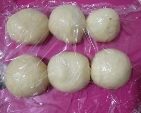 将面团排气后滚圆分成6份，盖保鲜膜。