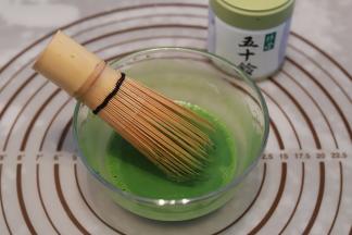 牛奶加至温热，加入抹茶粉拌匀