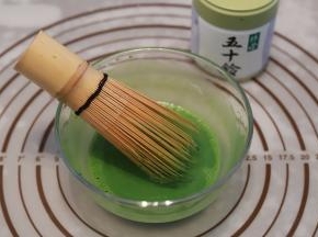 牛奶加至温热，加入抹茶粉拌匀