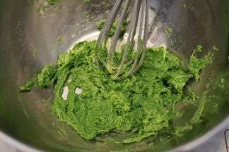 筛入低粉，顺时针拌匀