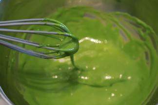 拌至顺滑的蛋黄糊