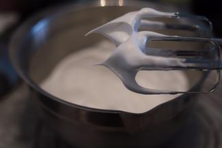 蛋白打至粗泡，滴入柠檬汁，少量多次将糖加入蛋白内,打发至干性发泡