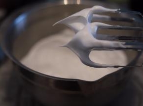 蛋白打至粗泡，滴入柠檬汁，少量多次将糖加入蛋白内,打发至干性发泡