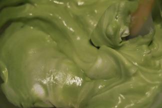 先将打发好的蛋白取三分之一加入蛋黄糊内，上下翻拌至均匀后，再次两次将蛋糕拌至顺滑