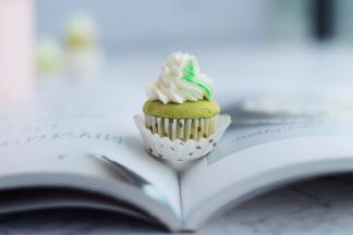 淡奶油加入砂糖打发至裱花状态，用8齿中号花嘴挤好花纹。