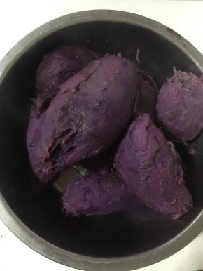 煮熟的紫薯把皮全部扒掉，用木铲按压碎备用！也可以放在保鲜袋里压烂备用！