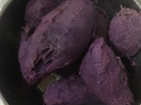 煮熟的紫薯把皮全部扒掉，用木铲按压碎备用！也可以放在保鲜袋里压烂备用！
