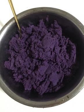 依次把所有的紫薯泥都过筛一遍！(这个过程有点儿漫长哦，我整整弄了一个小时才弄好呢！不想麻烦的也可以把这不省略，不过吃起来就不是那么细腻啦！)