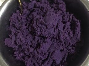 依次把所有的紫薯泥都过筛一遍！(这个过程有点儿漫长哦，我整整弄了一个小时才弄好呢！不想麻烦的也可以把这不省略，不过吃起来就不是那么细腻啦！)