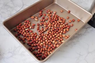 花生也烤熟或炒熟。我用的是空气炸锅，180度，10分钟左右。