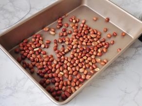 花生也烤熟或炒熟。我用的是空气炸锅，180度，10分钟左右。