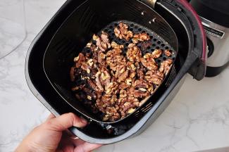 将核桃烤熟或炒熟。