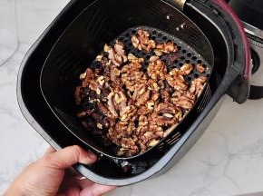 将核桃烤熟或炒熟。