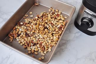 将花生和核桃放凉后搓去外皮。花生红衣可以保留，可以补气血。核 桃外衣要尽量去掉，有苦涩之气。