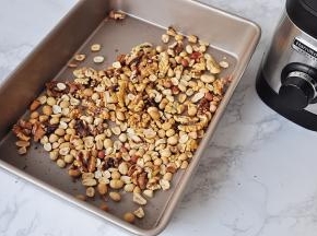 将花生和核桃放凉后搓去外皮。花生红衣可以保留，可以补气血。核 桃外衣要尽量去掉，有苦涩之气。